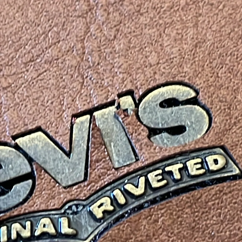 Men’s BNWT Levi’s RFID Multi cards ID wallet Tan in tin metal box - Picture 3 of 11
